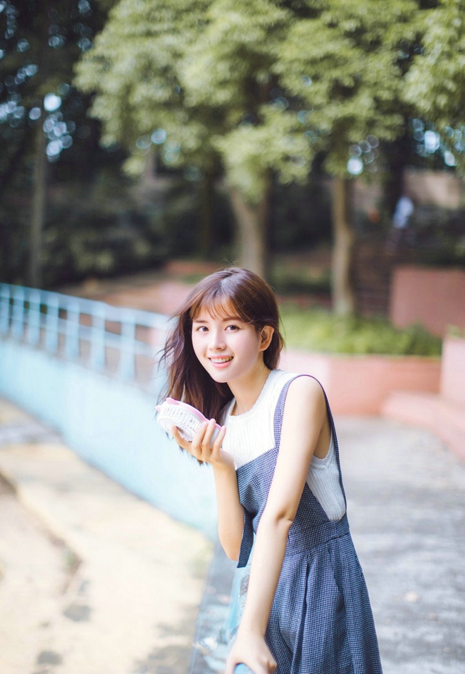 可爱小清新女生完美假日校园跑道气质写真