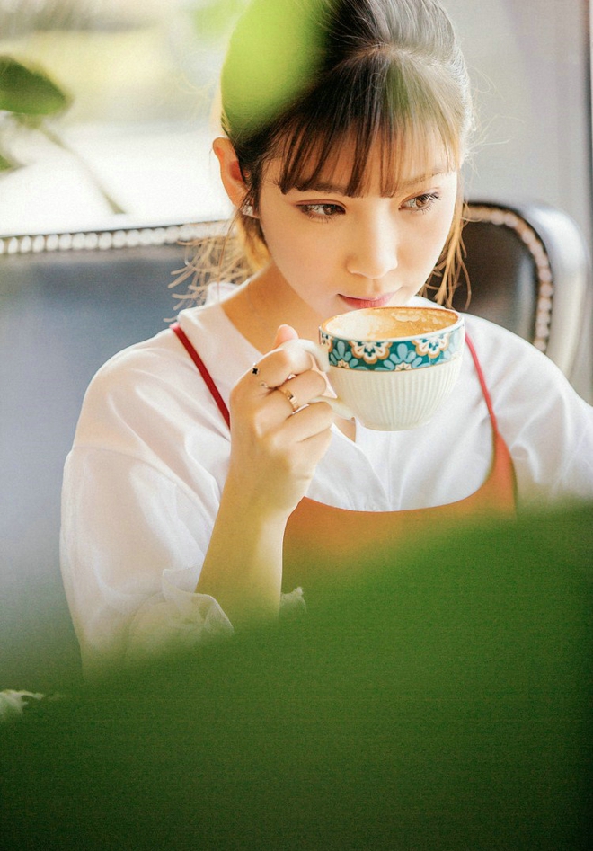 阳光甜品店吃点心美女写真