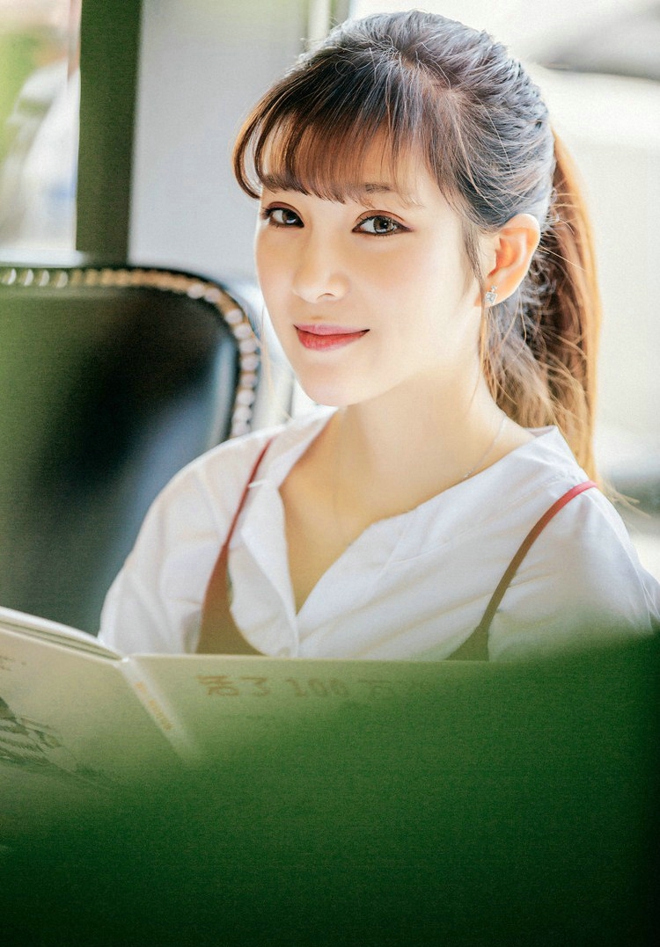 阳光甜品店吃点心美女写真