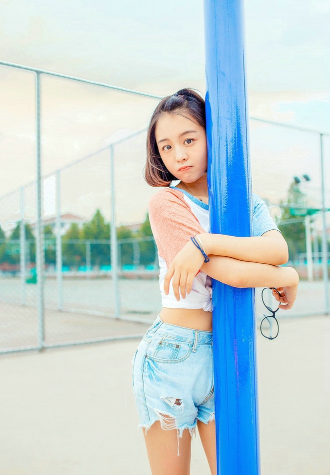 苹果头少女室外清新俏皮噘嘴笑写真套图