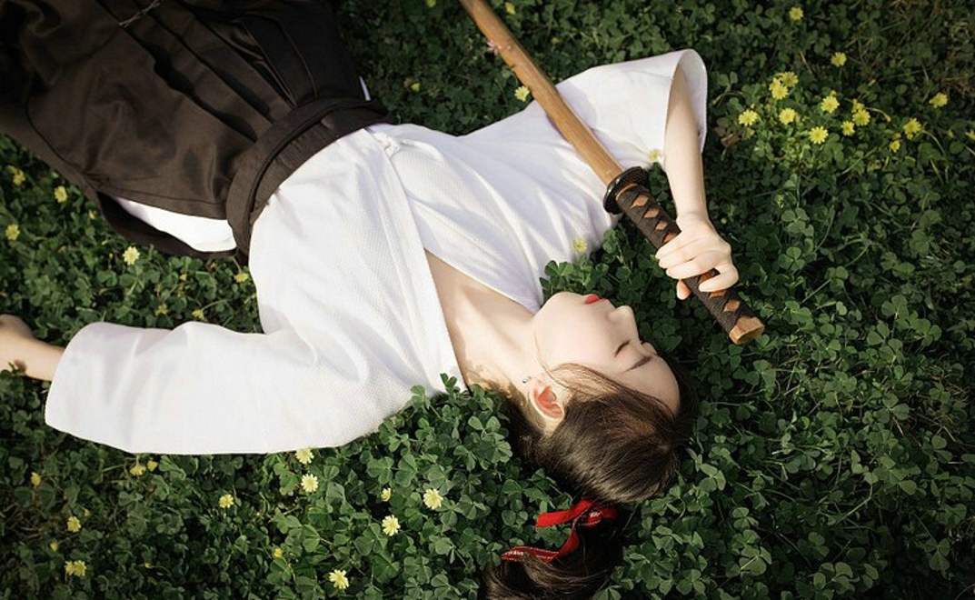 漂亮女剑客清新唯美户外写真