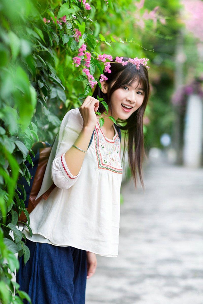 清新邻家女孩公园一角甜美可爱俏皮写真图片