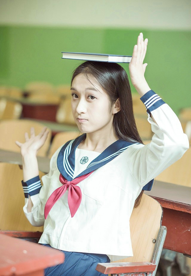 长发美女甜甜的微笑教室文艺写真