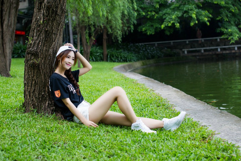 少女气息满满清纯稚嫩户外美女鬼马顽皮自拍照