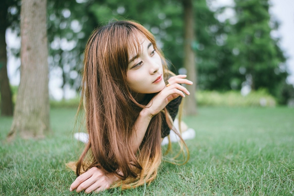 清纯靓丽时尚长发清新美女户外草地俏皮艺术照