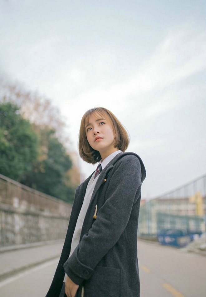 操场上的短发清纯校园美女