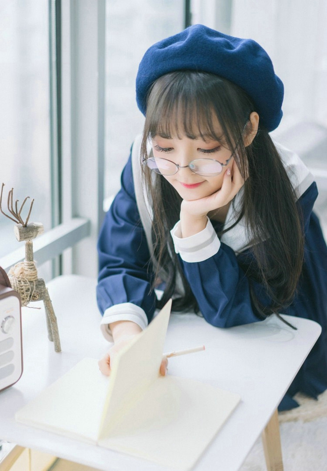 娇嫩萌态十足戴眼镜的小萝莉写真