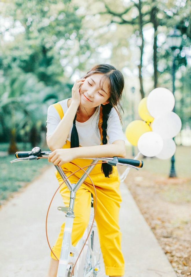 骑单车黄衣美眉清新写真