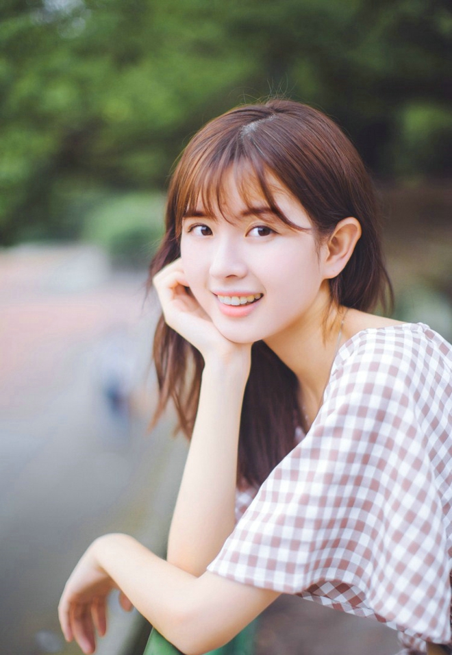 可爱小清新女生完美假日校园跑道气质写真