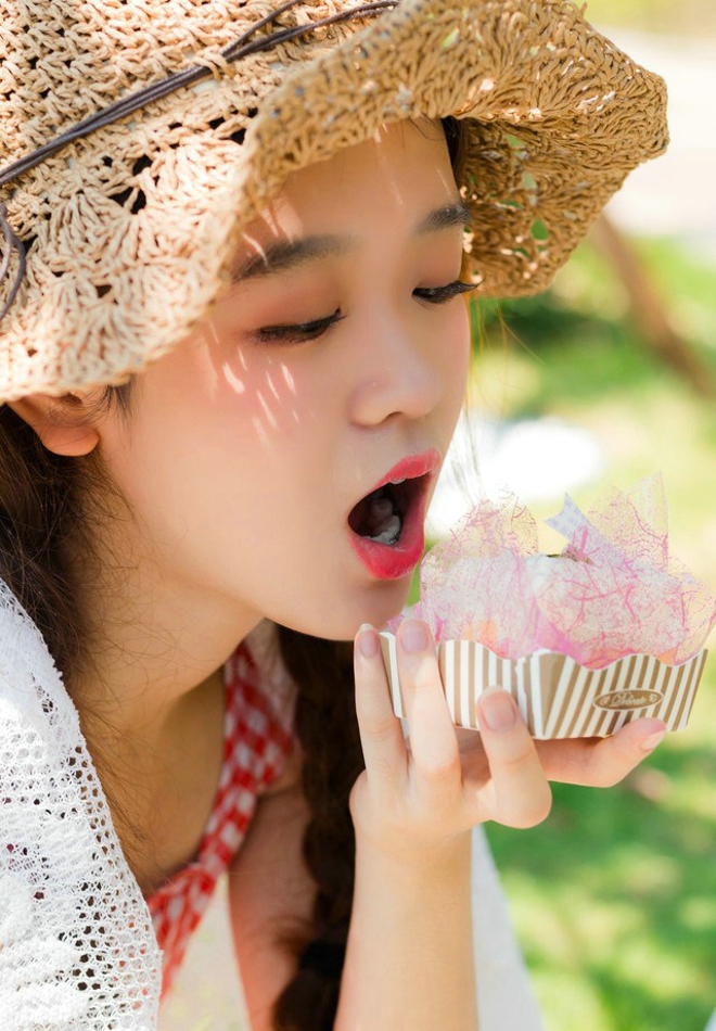 绿色草坪上大眼睛俏皮少女俏皮唯美写真