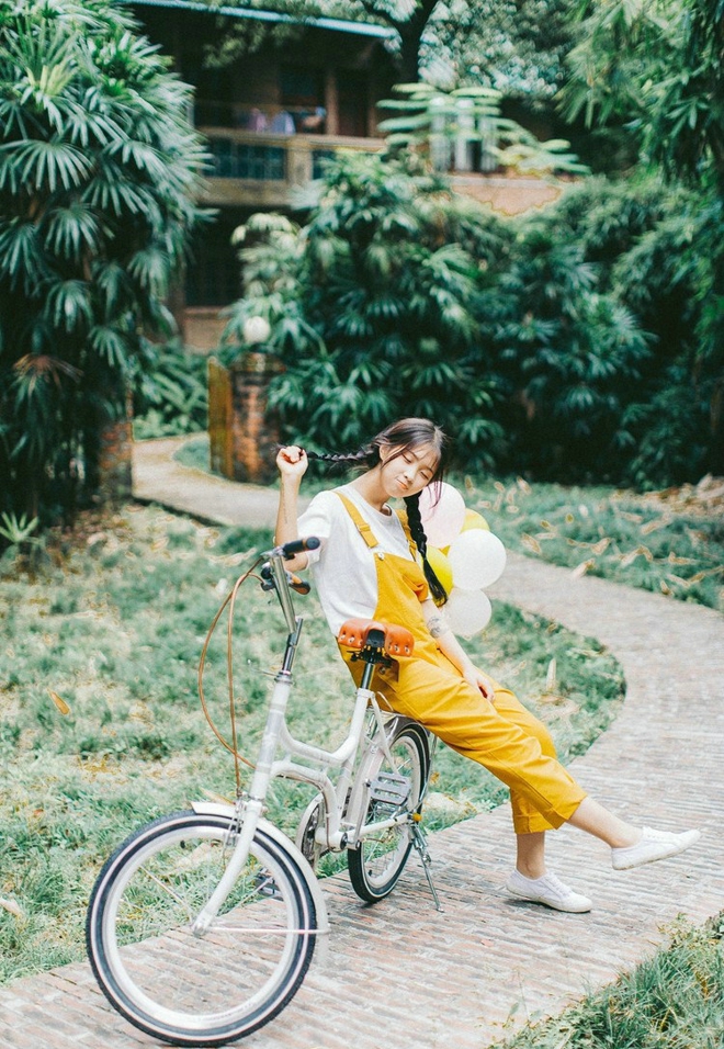 骑单车黄衣美眉清新写真