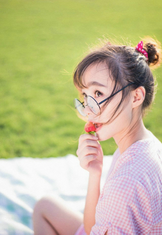 清纯稚嫩俏皮可爱女孩郊外清晰阳光甜美活泼写真