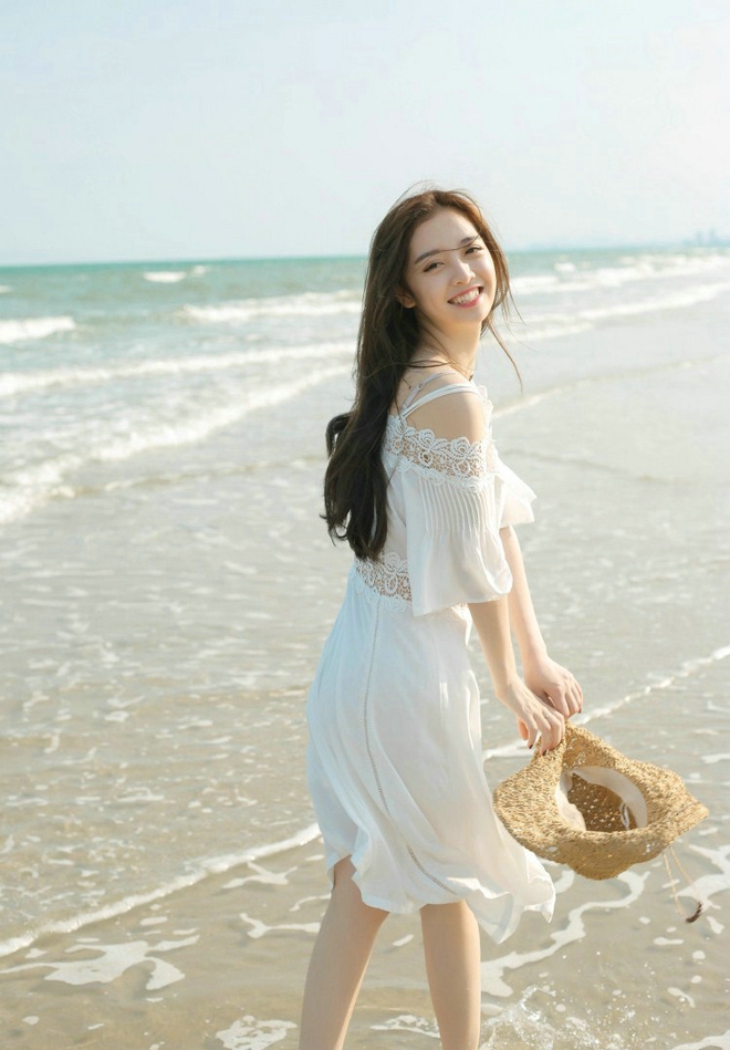 海滩上的白嫩如玉清纯少女