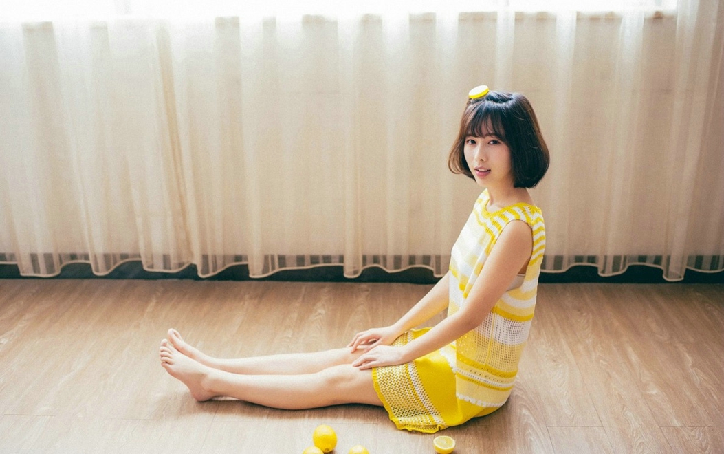 吃柠檬小清新短发美女居家可爱俏皮写真