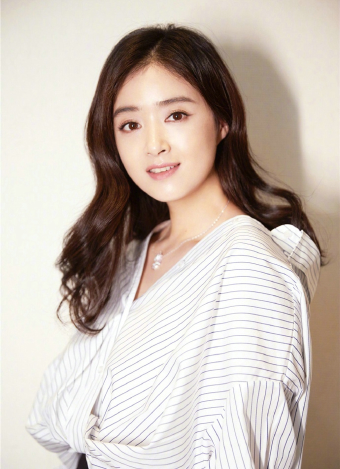 蒋欣的睡衣装扮写真曝光 少女感十足