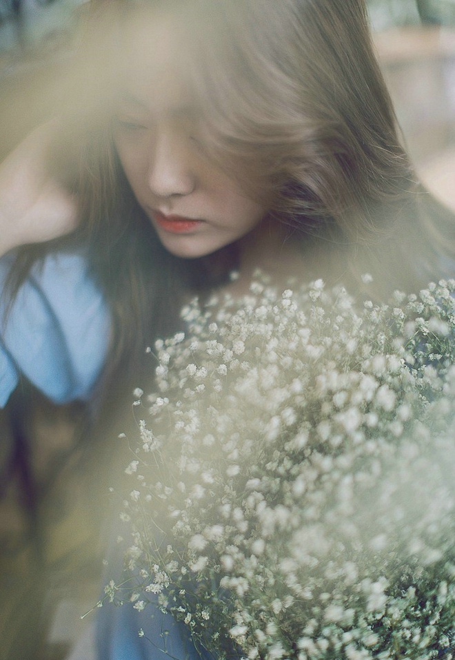 清冷气质花房姑娘俏皮写真