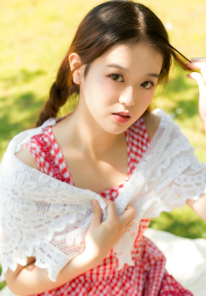 绿色草坪上大眼睛俏皮少女俏皮唯美写真