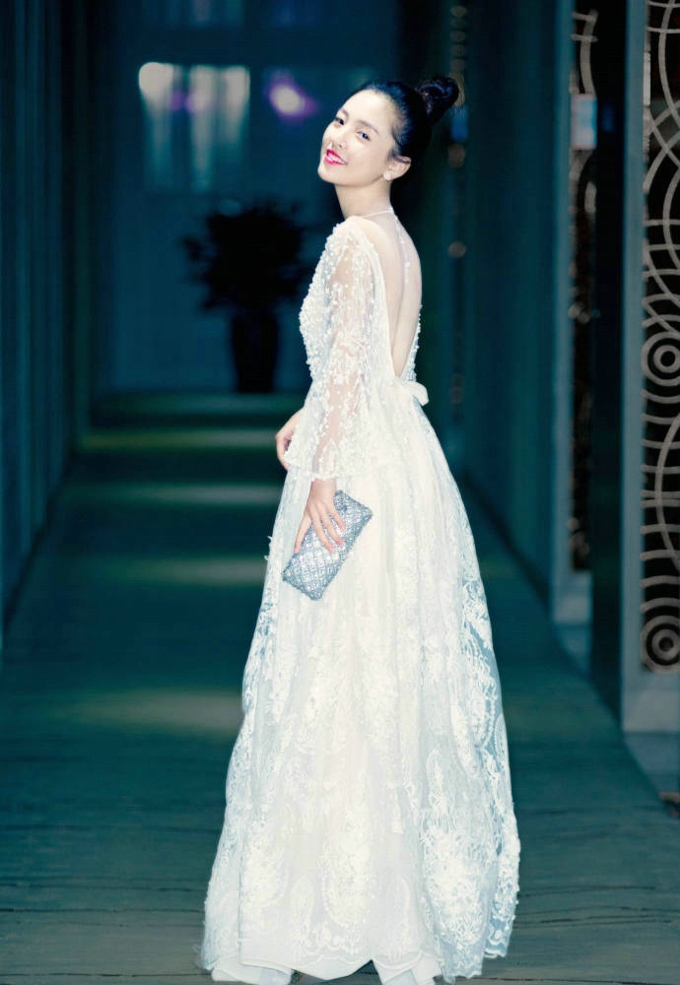 90后女星吴倩时尚简约大气写真图