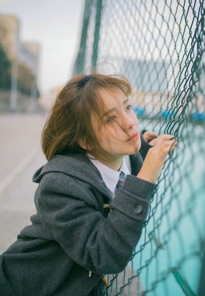 操场上的短发清纯校园美女