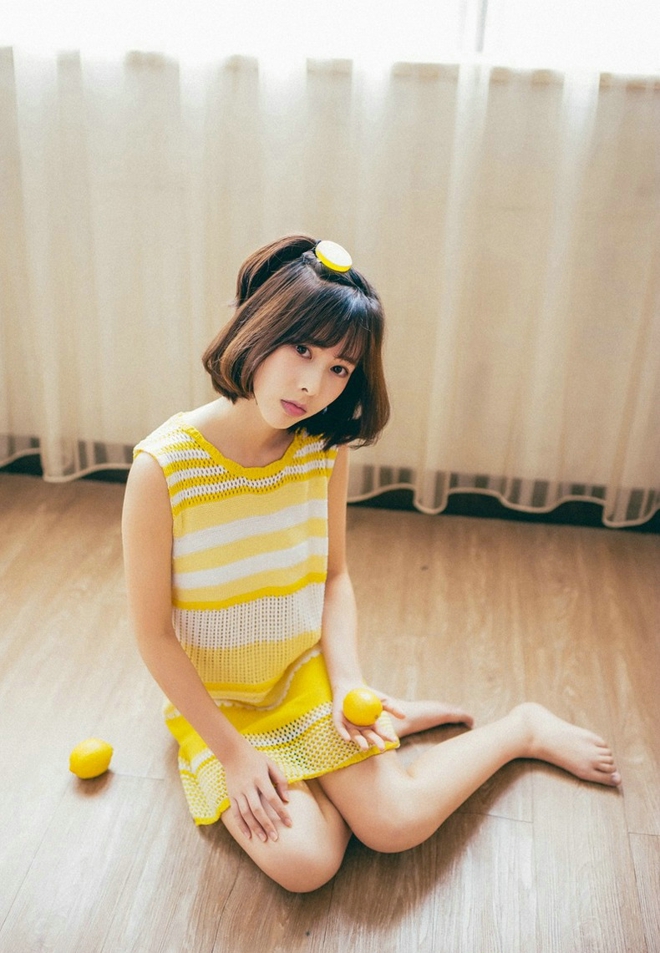 吃柠檬小清新短发美女居家可爱俏皮写真