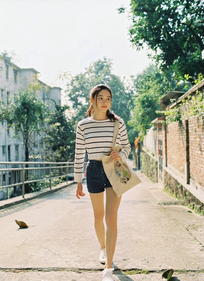 马尾少女牛仔短裤休闲写真