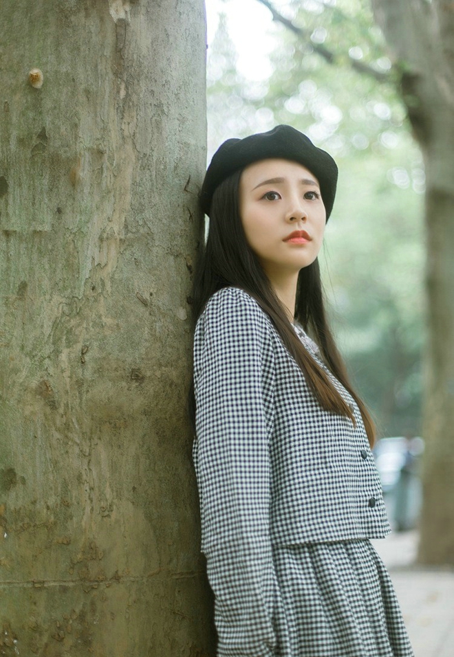 清纯秀雅中分长发及腰美女