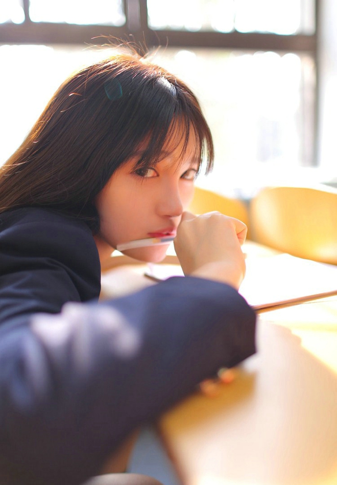 清纯甜美文静可人校服姑娘写真