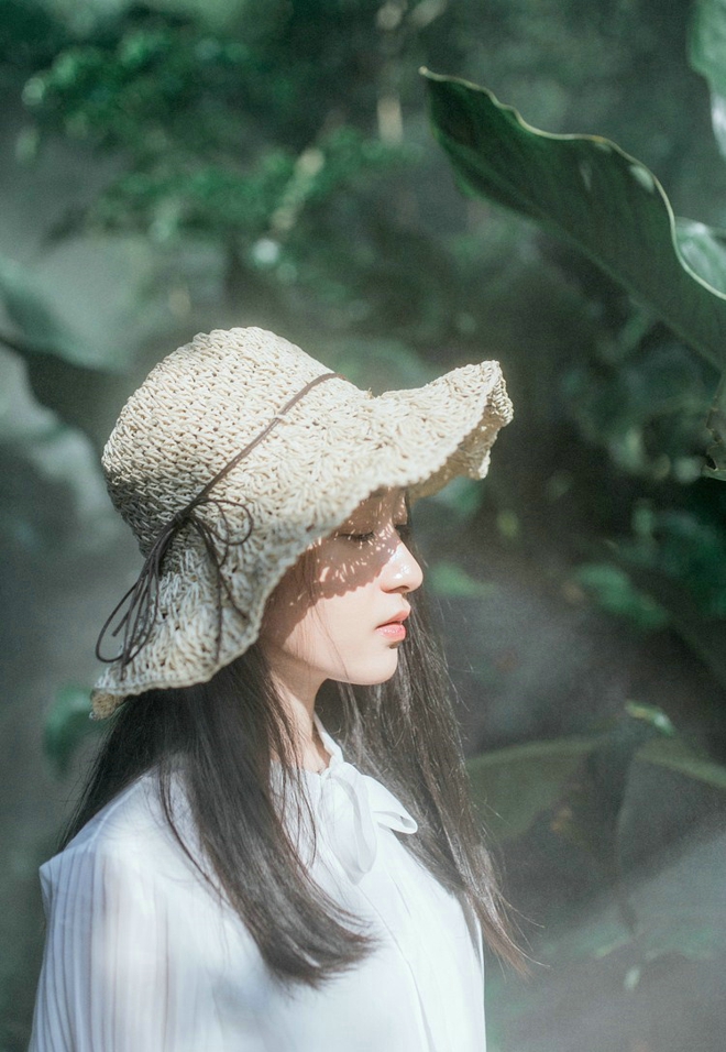 清纯稚嫩樱桃小嘴清秀美女森林清新写真