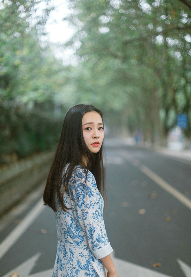 清纯秀雅中分长发及腰美女