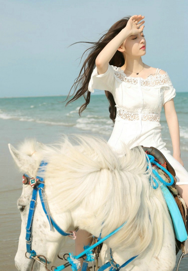 海滩上的白嫩如玉清纯少女