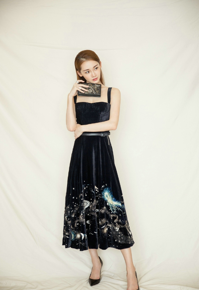 芳华女主苗苗性感优雅长裙写真