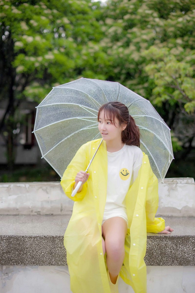 清纯白嫩妹子雨天清新娇巧甜美写真