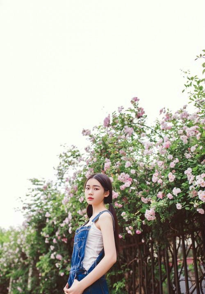 眉目如画清凉打扮清纯阳光甜美夏日女生