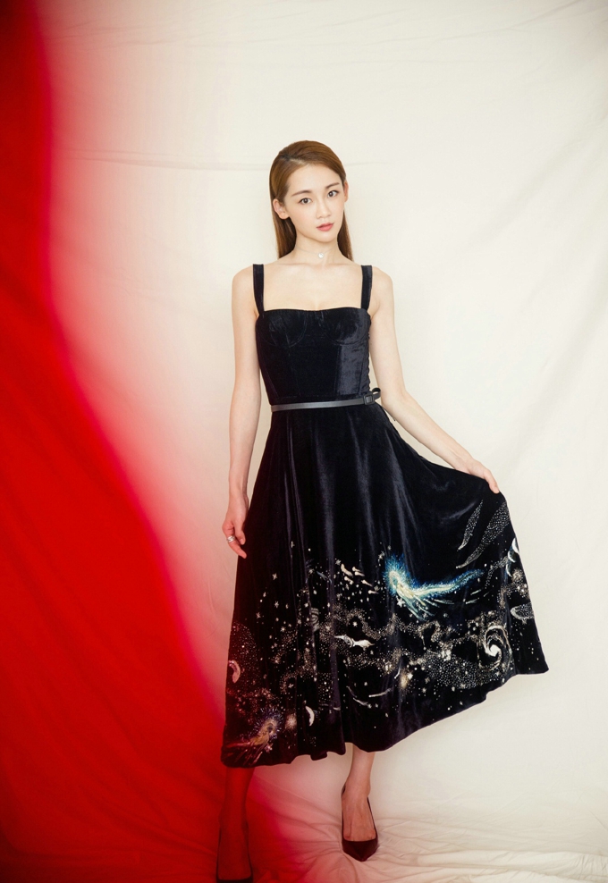 芳华女主苗苗性感优雅长裙写真