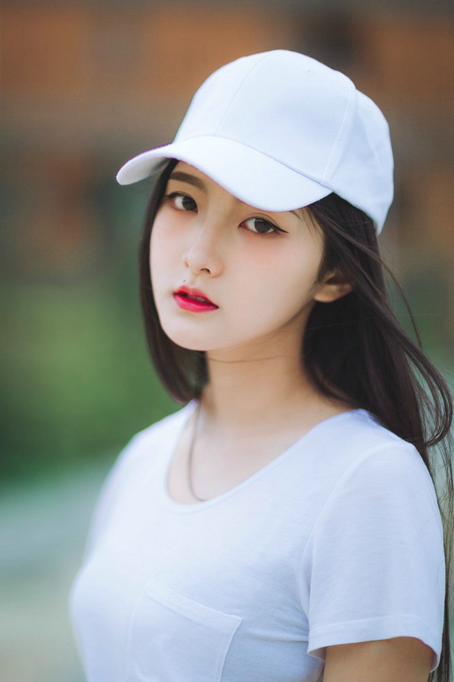 清纯长发红唇美女棒球场清新俏皮写真