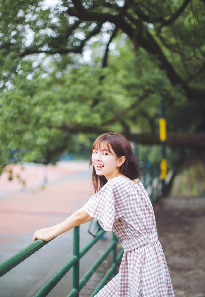 可爱小清新女生完美假日校园跑道气质写真