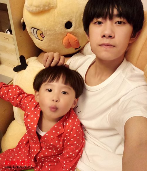 易烊千玺的弟弟楠楠萌照