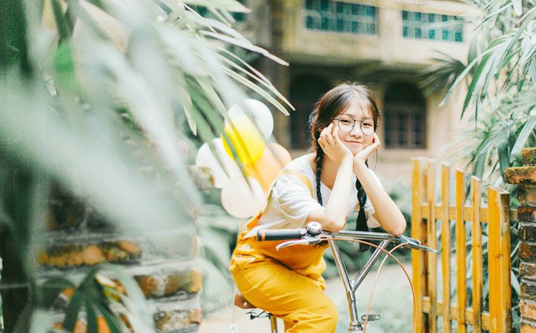 骑单车黄衣美眉清新写真