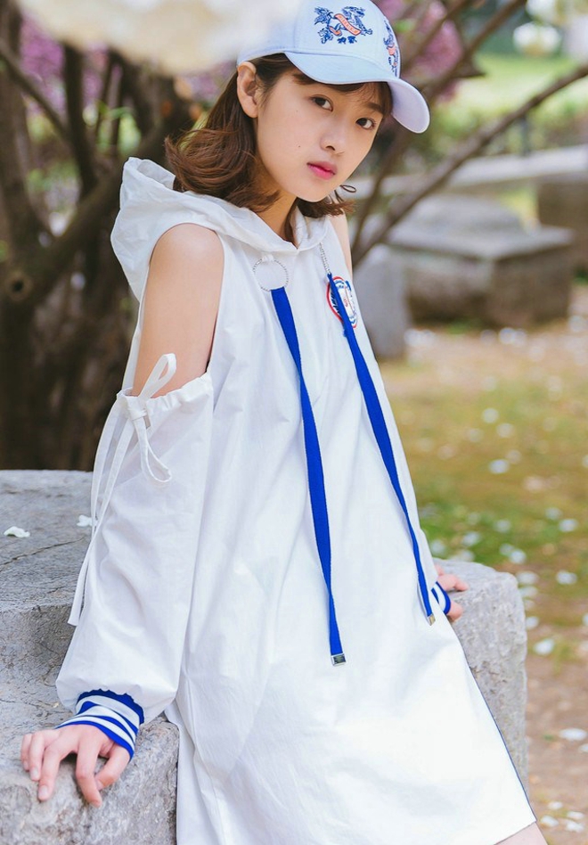 清纯娇嫩白皙阳光运动女生操场运动风写真照片