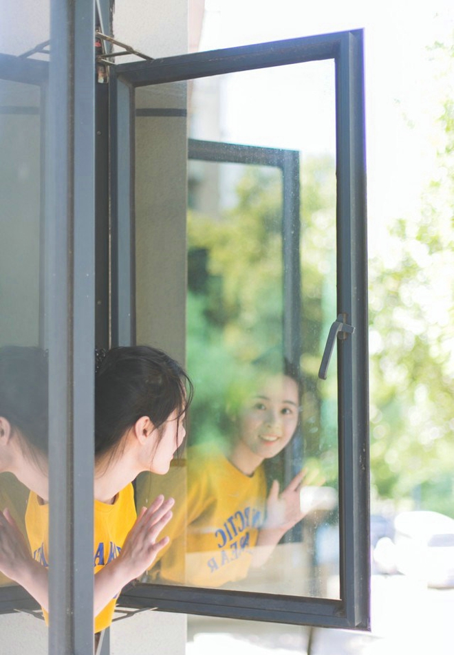 夏季美女外出游玩甜美户外俏皮唯美街拍