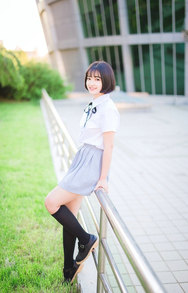 短发清纯学生妹衬衫短裙户外活力阳光俏皮唯美写真