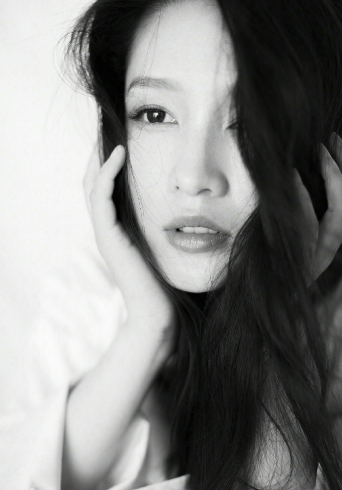 李沁黑白质感写真曝光