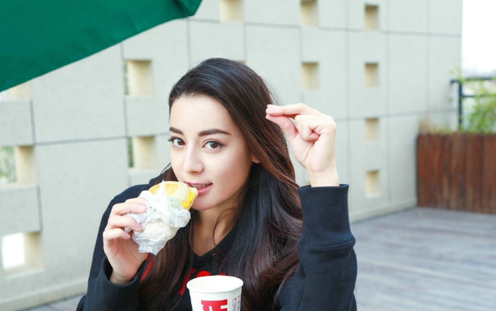 迪丽热巴大片曝光 酷美有型攻气十足