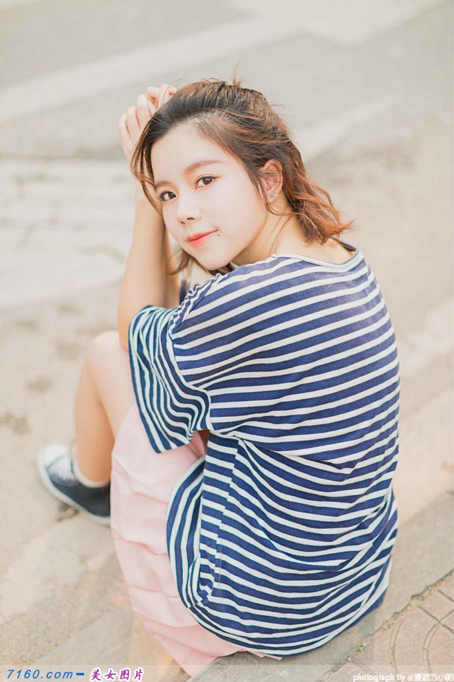 大眼睛休闲女紫荆花树下写真