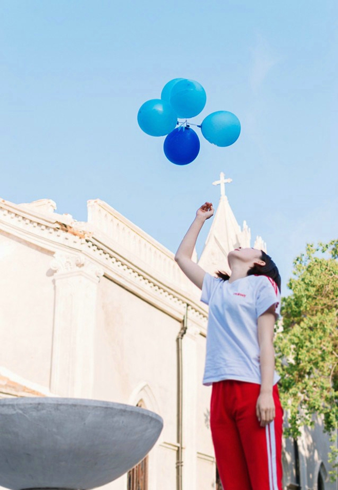 清纯运动衫元气少女上海俏皮写真
