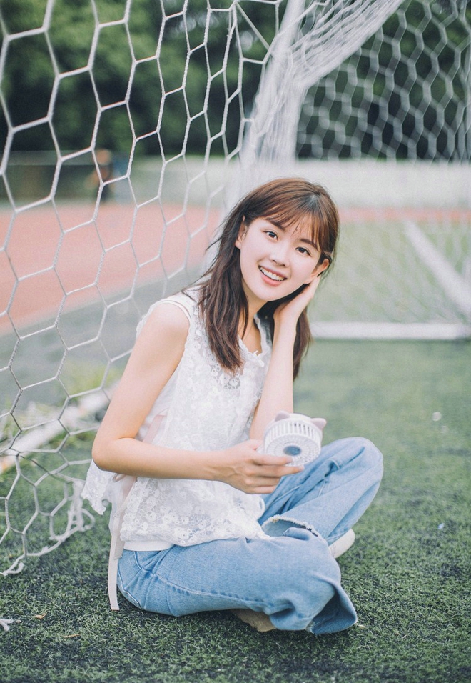 可爱小清新女生完美假日校园跑道气质写真