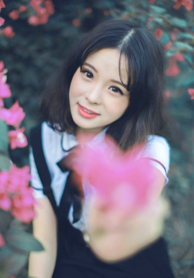 笑容甜美动人可爱阳光清纯美女天台长裙俏皮写真