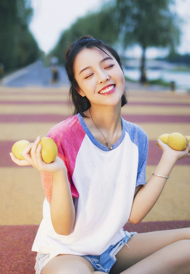苹果头少女室外清新俏皮噘嘴笑写真套图