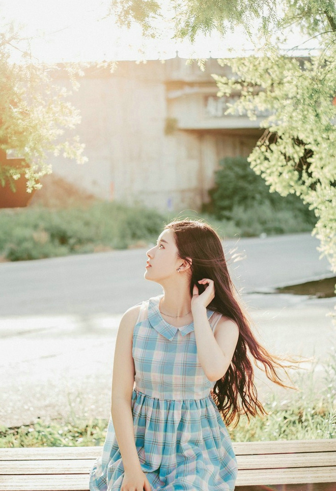 端庄淡蓝色裙子女孩写真