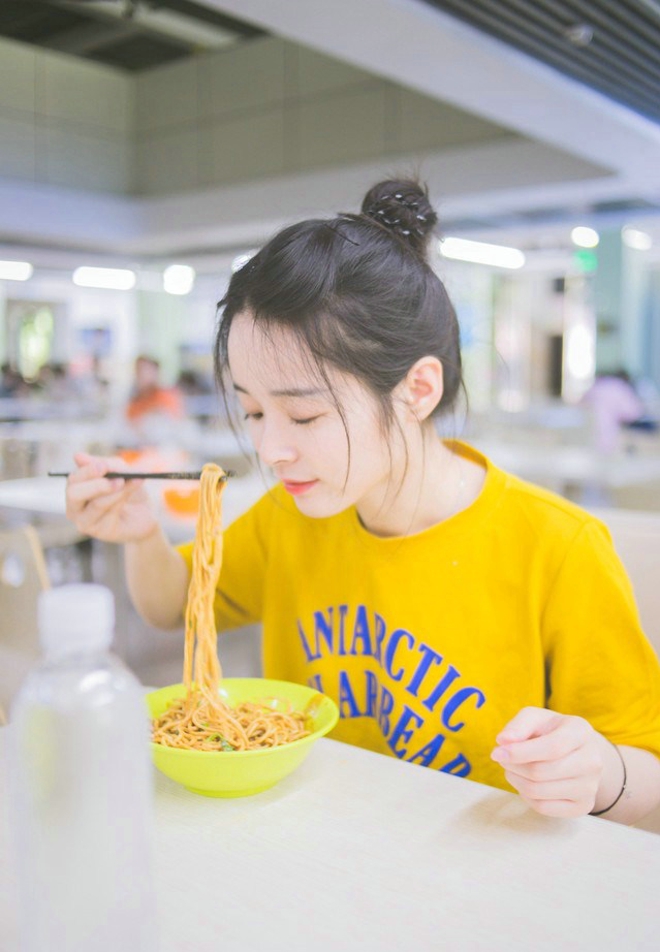 夏季美女外出游玩甜美户外俏皮唯美街拍